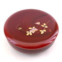 商品説明 商品名 菓子器 紀の里 18cm 材質 フェノール樹脂 サイズ(約) 直径18×高さ7cm 重さ(約) 370グラム(若干の誤差はご了承ください) 塗装の種類 ウレタン塗装 食器洗浄機 × 電子レンジ × 生産国 日本製(和歌山県、紀州漆器) ギフト対応 ラッピング(のし・包装)可能 コメント おもてなしの心を形にした「菓子器 紀の里 18cm」は、伝統とモダンが融合した逸品です。 長年愛され続ける「紀の里」シリーズの菓子器で、木目調の温もりあるデザインがおしゃれな空間を演出します。 直径18cmのサイズ感は、来客時のお菓子入れとしてはもちろん、日常使いにもぴったり。 上品な花模様が施されたこの菓子器は、どんなインテリアにも馴染みやすく、お部屋を華やかに彩ります。 プレゼントとしても大変喜ばれること間違いなしで、包装サービスを利用すれば、特別な贈り物としても最適です。 おしゃれでかわいいこの菓子器で、心温まるひとときをお楽しみください。