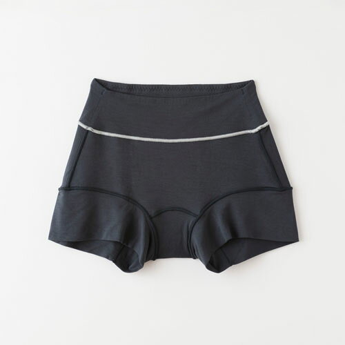 ■商品名：コンフォートボクサーパンツ■カラー：スモーキーネイビー■サイズ：M（ウエスト：64〜70cm、ヒップ：87〜95cm）■組成：本体：レーヨン（TAKEFU）95%（原料に竹を使用）、ポリウレタン5%縫製糸：ポリエステル、ナイロン■メーカー：ナファ生活研究所■生産国：中国■商品詳細：TAKEFU（竹布）の目的の一つでもある、肌を守るインナーシリーズに新しい仲間が入りました。肌馴染みのよいピンクベージュは大人の女性に映えるピンク×ウエストラインに配色のライトベージュ、シックな印象のスモーキーネイビー×ライトグレーでご用意しました。ウエストには配色のラインを施し、遊び心のあるデザインにしました。今回新発売のコンフォートブラと合わせて上下セットでお使いいただけます。着用時のストレスの緩和に縫い代は表側にしています。ボクサーパンツ型で足の付け根に優しくフィットするデザインです。ノーマルショーツの鼠径部が気になる方へ。TAKEFU商品ご購入時にプレゼント商品名を備考欄にご記入ください。