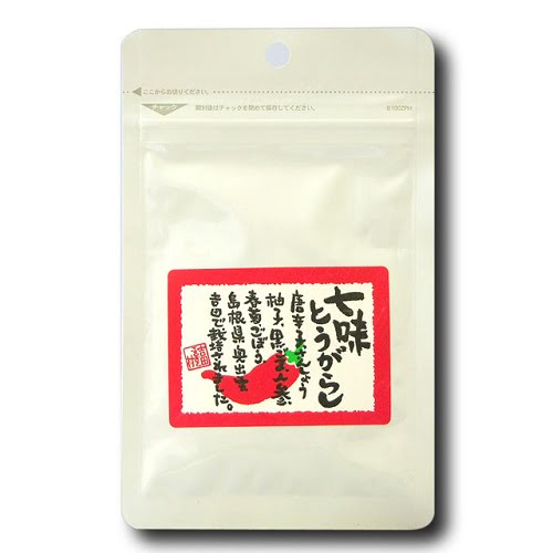 ■商品名：七味とうがらし（袋入）■内容量：15g■原材料：唐辛子、山椒、柚子、黒胡麻、春菊、人参、ごぼう■賞味期限：製造日より365日■メーカー：吉田ふるさと村■商品詳細：唐辛子作りの盛んな、「よしだむら」の唐辛子と、同じ「よしだむら」の農家さんにより、丹精込めて作られた、6種類の野菜を、独自の配合で調合した『七味とうがらし』です。原材料は「よしだむら」の野菜を100%使用しております。吉田で採れる野菜で七つの味を選びましたので、ほかの七味とはちょっと違った吉田オリジナルの七味唐辛子です。