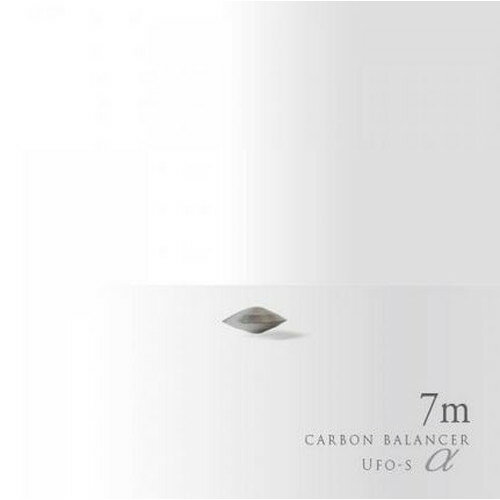 ■商品名：カーボンバランサーα UFO-S（巾着袋つき）■サイズ:φ20×H9mm■メーカー：ヒーリング■素材:チタン■有効範囲:半径7m※「カーボンバランサーα UFO-S 7m」を中心として、半径7m以内の上下左右360度全方向が有効範囲となります。■有効期限:半永久的■商品詳細：電子の軌道を一瞬に整える 有効範囲 半径7m版。「カーボンバランサー」は、航空機部品加工の技術を極めた匠の手によるスタイリッシュなチタン容器に、ロシアより、電磁波対策として航空機に搭載されている強力な隕石をプラスしました。カーボンファイバーとテラヘルツ、バドガシュタイン鉱石、ゲルマニウム鉱石など数十種の天然鉱石を凝縮したパウダーを内包し、電磁波や地下からの地磁気、LED 照明などから心身を守り、からだの電子の軌道を調えるサポートをいたします。電子機器由来の電磁波の乱れを整える&nbsp;「カーボンバランサー」