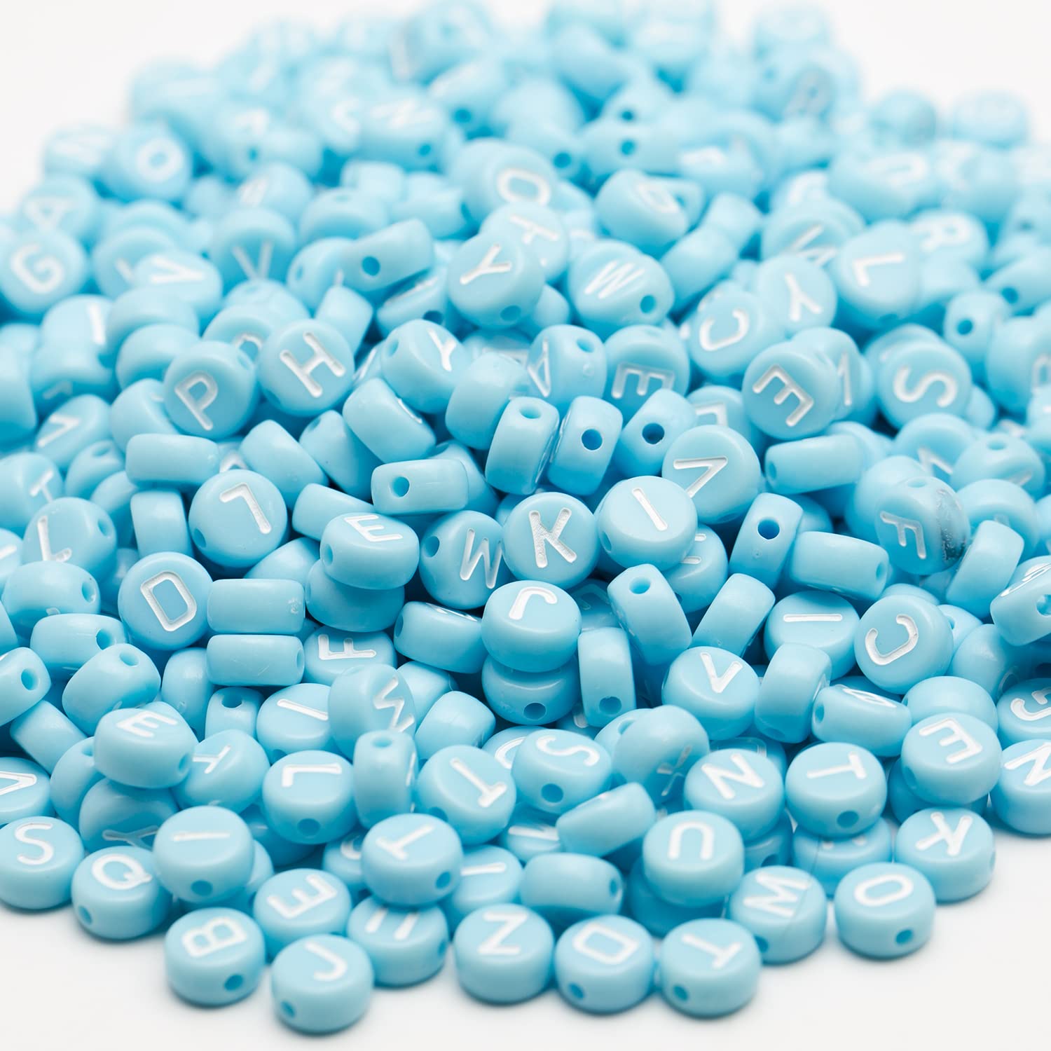 500個 アクリル 小文字ビーズ - ブルー地に白地 ジュエリー作成用 - ブレスレット&amp;ネックレス用アルファベットビーズキット