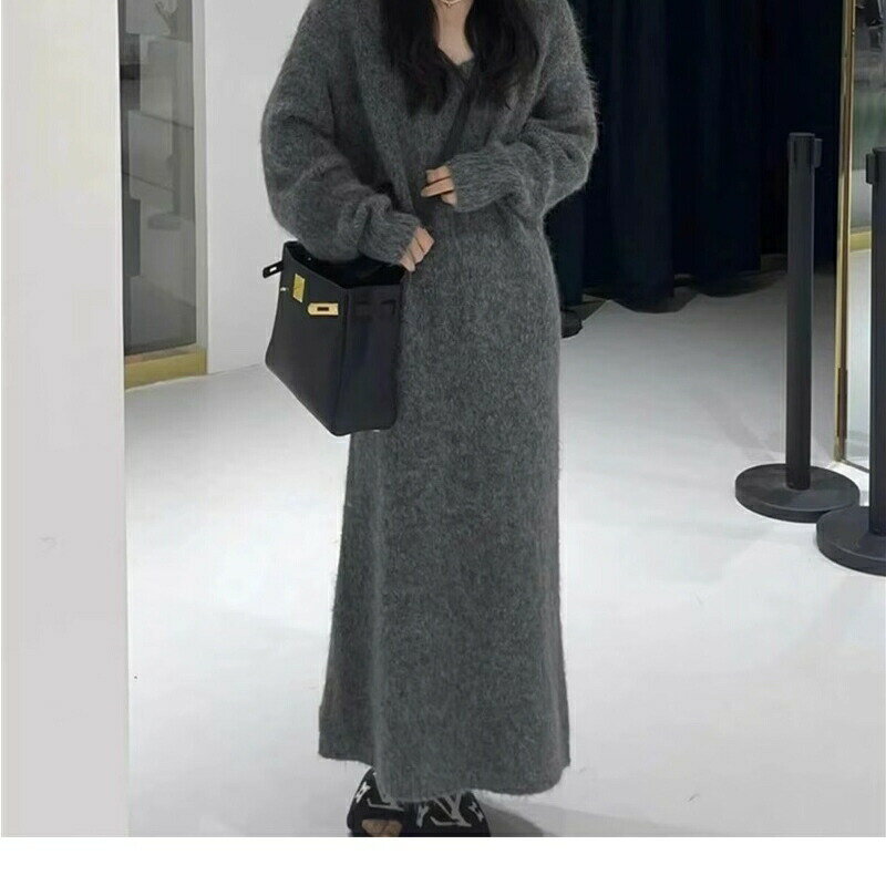 ニットワンピース 冬のワンピース 韓国ファッション 着痩せスリム見え 秋と冬の緩い怠惰な風のセーターのドレス女性Vネックレトロニット膝丈スカート