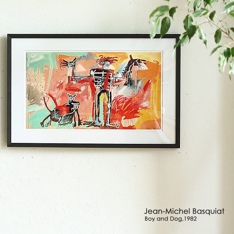 商品詳細グラフィティ・アートをモチーフにした、ユニークで力強い　Jean-Michel Basquiat（ジャン＝ミシェル・バスキア）のアートポスター、「Boy and Dog in a johnnypump,1982」。お部屋の印象を決めるアートポスター。バスキアのポスターは一枚飾るだけでも、お部屋の雰囲気を一気に変えることができますよ。Jean-Michel Basquiat（ジャン＝ミシェル・バスキア）とは1960年にアメリカで生まれ27歳という若さでこの世を去った、20世紀美術の重要な巨匠の1人とされるアメリカ人アーティスト。8歳の頃に自動車事故に遭い、脾臓を摘出。入院中に母からプレゼントされた「グレイの解剖学」という本がバスキアの印象に深く残り、後の解剖学的なドローイングにつながることになったと言われています。1980年にニューヨークでグループ展「タイム・スクエア・ショー」に参加。そこで初めて正式に作品を発表し、1981年にはキース・ヘリングやアンディ・ウォーホルらと共に「New York New Wave」展に参加して多くのギャラリーの注目を集めた。また、バスキアは生前日本をたびたび訪れ、個展やグループ展を開催し、わずか10年の活動期間に3,000点を超すドローイングと1,000点以上の絵画作品を残し、1988年8月12日、急性薬物中毒によって27歳で亡くなった。バスキアの存在が日本で広く知られるようになったのは、2016年に前澤友作氏が＄5,700万（当時のレートで62.4億円）で落札した「Untitled (Skull)」の影響が大きい。この価格は当時のバスキアのオークションレコードである。そして2022年5月にはオークションに出品された結果$8,500万（当時のレートで110億円）で落札されることとなった。そんなバスキアのアートポスターは、ナチュラルなお部屋からヴィンテージテイストのお部屋までぴったりマッチするポスターとなっていますよ。 サイズ 幅 64.5cm × 高さ 42.5cm（厚み 3.2cm） 素材 天然木（突板）、PET、MDF、紙 重量 約1.5kg 備考 ※額装込みのお値段です。※ハンドメイドのため、商品により、微妙なサイズ、形状の違いがあります。 カテゴリーインテリア/絵/絵画/アート/アートポスター/アートパネル/アートフレーム/玄関/額入り/壁掛け/おしゃれ/ウォール/Jean-Michel/Basquiat/バスキアグラフィティ・アートをモチーフにした、ユニークで力強い　Jean-Michel Basquiat（ジャン＝ミシェル・バスキア）のアートポスター、「Boy and Dog in a johnnypump,1982」。お部屋の印象を決めるアートポスター。バスキアのポスターは一枚飾るだけでも、お部屋の雰囲気を一気に変えることができますよ。 Jean-Michel Basquiat（ジャン＝ミシェル・バスキア）とは 1960年にアメリカで生まれ27歳という若さでこの世を去った、20世紀美術の重要な巨匠の1人とされるアメリカ人アーティスト。8歳の頃に自動車事故に遭い、脾臓を摘出。入院中に母からプレゼントされた「グレイの解剖学」という本がバスキアの印象に深く残り、後の解剖学的なドローイングにつながることになったと言われています。 1980年にニューヨークでグループ展「タイム・スクエア・ショー」に参加。そこで初めて正式に作品を発表し、1981年にはキース・ヘリングやアンディ・ウォーホルらと共に「New York New Wave」展に参加して多くのギャラリーの注目を集めた。また、バスキアは生前日本をたびたび訪れ、個展やグループ展を開催し、わずか10年の活動期間に3,000点を超すドローイングと1,000点以上の絵画作品を残し、1988年8月12日、急性薬物中毒によって27歳で亡くなった。バスキアの存在が日本で広く知られるようになったのは、2016年に前澤友作氏が＄5,700万（当時のレートで62.4億円）で落札した「Untitled (Skull)」の影響が大きい。この価格は当時のバスキアのオークションレコードである。 そして2022年5月にはオークションに出品された結果$8,500万（当時のレートで110億円）で落札されることとなった。 そんなバスキアのアートポスターは、ナチュラルなお部屋からヴィンテージテイストのお部屋までぴったりマッチするポスターとなっていますよ。 独特な色使いやデザイン性で強烈なインパクトを与えるバスキアのアートフレーム。 天然木にダークグレーの塗装を施したフレームは、ヴィンテージテイストから北欧テイストまで色々な雰囲気のお部屋にピッタリですよ。 吊り金具に、ヒモが付いていますので、そのまま飾ることができます。 サイズは、幅64.5cm×奥行き3.2cm×高さ42.5cmとなっています。 ナチュラルやモダンなインテリアにさりげなく映えるアートポスター。こちらの商品は、飾る場所を選ばないサイズ感が嬉しいポイント。 シンプルなアートがお部屋の雰囲気に馴染みつつ、おしゃれな存在感を見せてくれます。 アートポスターは一枚飾るだけでお部屋の表情がガラッと変わりますね。飾る位置によっても印象が違ってきますので、ワクワクしながらお好みの場所に飾ってみてください。 1枚だけ飾ってももちろんかわいらしいですが、他のポスターと並べて飾っても、雰囲気のある空間づくりができますよ。 窓際の光が差し込む場所に飾ると、まさにバスキアの個展をお家で開催しているかのような雰囲気に。 サイズ 幅 64.5cm × 高さ 42.5cm（厚み 3.2cm） 素材 天然木（突板）、PET、MDF、紙 重量 約1.5kg 備考 ※額装込みのお値段です。 ※ハンドメイドのため、商品により、微妙なサイズ、形状の違いがあります。