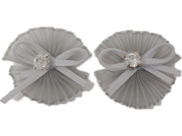 サイズ 2.5cm×2.5cm×7個 色 グレー 商品説明 サテン生地を織り込んで作れたグレーのフラワーモチーフです。真ん中に配置されたツメありのビジューがキラキラ輝き、とてもかわいいフラワーモチーフです。 現品処分品のため多少の難が有る場合がございます。 この商品につけられているタグ 色違い商品お支払方法、配送方法に関しては、こちらをご覧下さい。 メール便配送（ネコポス　全国一律250円）も対応しております。 ※お使いのブラウザの設定により多少、色が異なって見える場合があります。