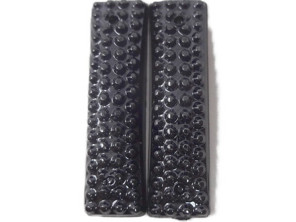 サイズ 2.6cm×0.7cm_6個入り 色 黒（ブラック） 商品説明 黒（ブラック）のビジュー（アクリルビーズ ラインストーン）です。両脇に穴が2つ空いていますので、こちらから縫いつける形でリメイク・手芸にご利用ください。 凹凸加工の施された珍しいビジューでございます。 ダンスやフィギアスケート・発表会の衣装にも最適です。※アクリルのため多少キズが付きやすくなっております。 現品処分品のため多少の難が有る場合がございます。手芸用ビジューの縫い付け方 「手芸用ビジューの縫い付け方」をご紹介します。手芸のできる方でしたら、カンタンにビジューを使ったリメイクを楽しめます！ぜひチャレンジしてみて下さいませ。 1.ビジューの横に縫い付けのための穴が空いています。リメイクする素材とビジューの位置を合わせて、縫い付けて下さい。 2.手早くリメイクしたい場合や素材が硬く縫い付けにくい場合は手芸用ボンドでも貼り付けられます。 3.規則的に並べたり、ランダムに配置したり・・・リメイクするアイテムを見ながらビジューの配置案をイメージして下さい。 4.どんなリメイク素材にもカンタンに縫い付けられ、キレイに仕上がります！ お支払方法、配送方法に関しては、こちらをご覧下さい。 ※お使いのブラウザの設定により多少、色が異なって見える場合があります。