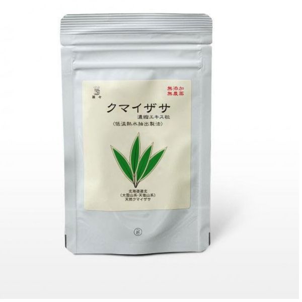 ■商品名：クマイザサ濃縮エキス粒 ■内容量：素錠 10g（100mg×100粒） ■生産国：日本 ■形態：ラミジップ容器 ■原材料：クマイザサエキス（Brix55〜58%）、クマイザサ若葉末、有機発芽玄米（国内製造） 無添加・農薬不使用・化学肥料不使用 ■栄養成分表示（5粒あたり）：エネルギー1.89kcal、たんぱく質 0.04g、脂質 0.01g、炭水化物 0.4g、食塩相当量 : 0.006g ■お召し上がり方：1回5〜6粒を1日1〜3回を目安に水などでお飲みください。 ※賦形剤や光沢剤を使用していないため、配送や保管の状態、衝撃や圧力により、まれに粒が割れてしまっている場合もございます。 品質にはなんら影響ございませんので、そのままお召し上がりください。 材料を固めたり、体積を増やすための賦形剤。 鋳型から離れやすくするための滑剤。 湿気を防いだり、飲みやすくするための光沢剤。 ■使用上の注意： 直射日光、高温多湿のところは避けて保存してください。 開封したパックは、早めにお召し上がりください。 天然植物原料を使用しているため、香味、色調にバラつきが生じる場合がありますが、品質には問題ありません。 本品は自然食品ですが、体質、体調により身体に合わない場合もございます。その場合はご利用をお控えください。 ■販売元：株式会社　茶々 ■広告文責：有限会社アプリ　TEL　072-242-6700