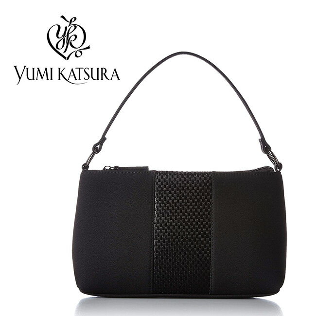 YUMI KATSURA 桂由美 ブラックフォーマルバッグ YKRE003の解説フォーマルな装いアイテムで人気のブランド、桂由美（かつらゆみ）プロデュースのブラックフォーマル用のバッグです。おしゃれに着飾ったものではなく、色は黒のシンプルなデザインだからこそ、気品の感じられる一品です。 魅力はその洗練されたデザインだけでなく、幅広いシーンに合わせられる使いやすさにあります。財布や携帯、ハンカチや化粧品など必要なものがしっかり収まり、スーツや着物などの礼服・喪服にも合わせやすいので、お葬式や結婚式などの冠婚葬祭から入学式や卒業式、普段使いなど様々なシーンに活躍します。ひとつ備えておけばいざという時にも安心。長く愛用できる確かなフォーマルバッグです。 結婚式のサブバッグとしても使いやすいデザインです。 YUMI KATSURA 桂由美 ブラックフォーマルバッグ YKRE003の詳細 商品名： YUMI KATSURA 桂由美 ブラックフォーマルバッグ YKRE003 説明： 葬式などの冠婚葬祭におすすめ 女性の黒のフォーマルバッグ(弔事/葬儀 鞄) どんな喪服・礼服にも合わせやすいレディース バッグ(ハンドバッグ) カテゴリー： レディース・ファッション/フォーマル/カバン/ハンドバッグ 性別： 女性 用途： 弔事（葬式・法事）/慶事（結婚式・お見合い）/入学・入園式/卒業・卒園式/ビジネス 色： ブラック 別表記： カツラユミ/かばん商品名 YUMI KATSURA 桂由美 ブラックフォーマルバッグ YKRE003 サイズ（約） 縦16×横26×マチ5cm 立ち上がり18cm 重量（約） 210g 材質 ポリエステル 仕様 開：ファスナー式 外：オープンポケット×1 原産国 中国 注意 ※ディスプレイの環境上、実際のカラーが再現できない場合がございます。 designer　：　YUMI KATSURA ブライダルファッションデザイナー 桂由美（かつらゆみ）。 1964年日本初のブライダルファッションデザイナーとして活動開始。日本のブライダルファッション界の第一人者であり、草分け的存在。 ’93年、外務大臣表彰を受賞。'96年には中国より新時代婚礼服飾文化賞が授与される。 ’99年、東洋人初のイタリアファッション協会正会員となり、 ’03年以降は毎年パリでオートクチュールコレクション開催。 ’05年7月、YUMI KATSURA PARIS店をパリのカンボン通りシャネル本店前にオープンし、 ’11年秋ニューヨークでライセンス契約での再デビュー果たすなど世界的な創作活動を展開している。 桂由美デザイン商品一覧はこちらから 桂由美フォーマルバッグYKRE002 桂由美フォーマルバッグYKRE004 桂由美フォーマルバッグYKRE005