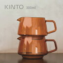 KINTO キントー SEPIA ジャグ 2cups アンバーの解説 どこか懐かしいアンティーク品のようなセピアカラーのジャグ。 ■見た目にもアクセントになる四角い持ち手は、ジャグを持ち上げたときに指が滑りにくく持ちやすい設計です。 ■スタッキングもできるから省スペースで安定して収納できます。 ■耐熱ガラス製で食洗機、電子レンジどちらも対応しています。 KINTO キントー SEPIA ジャグ 2cups アンバーの詳細 商品名： KINTO キントー SEPIA ジャグ 2cups アンバー 説明： ポット 耐熱ガラス ドリップ ガラスポット セピア 水差し 急冷式 アイスコーヒー 2杯分 スタック 電子レンジ対応 食洗機対応 レトロ アンティーク風 広口 取っ手付き シンプル プレゼント 用途・場所： おしゃれ 自宅 来客 おもてなし お家カフェ　リラックスタイム カフェ風 コーヒー ドリップコーヒー カテゴリー： カラフェ ドリンクポット 色： アンバー 形状： ガラス サイズ： 300ml 種類： スタッキング 目盛り付き セピア 対象： 大人 おとな パパ ママ 父 母 お父さん お母さん 祖父 祖母 おじいちゃん おばあちゃん メンズ レディース 男性 女性 ギフト用途： 景品 プチギフト プレゼント交換 自分用生産国 中国 セット内容 1個 サイズ（約） 直径8.5×幅（持ち手含む）14×奥行10.5×高さ8cm 容量（約） 300ml 満水容量（約） 430ml 重量（約） 150g 材質 耐熱ガラス 仕様 食洗機対応、電子レンジ対応 備考 ※ジャグの目盛りは 2杯分（300ml）の目安です。※重量は商品の特性上、多少の誤差があります。 商品状態について ※材質の特性で個体差がある場合がございますが、商品は全てメーカーにて検品のうえ良品と判断されたものを出荷させて頂いております。こちらの理由での返品・交換はお受けできませんので予めご了承下さいませ。 注意 ※ディスプレイの環境上、実際のカラーが再現できない場合がございます。 KINTO商品一覧はこちらから キントー SEPIA ジャグ 4cups アンバー ▼ご注文前に必ずご確認下さい。詳細はアイコンをクリック！