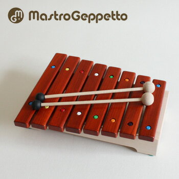 Mastro Geppetto GRILLO マストロ・ジェッペット グリッロの説明 幼児・子供におすすめの優しい音色の木琴(男の子・女の子兼用 子どもの木でできた楽器/こどもの木製のおもちゃ/木工玩具) 音楽に親しむ日本の木のおもちゃは、木の音色にこだわったシンプルなデザインの製品です。本格派の木琴で温かい木の音色をお楽しみください。 GRILLO（グリッロ）はイタリア語で「コオロギ」の意味です。秋の優しいコオロギの「コロコロコロリー」という音色のように、無垢材で出来たこの木琴は温かい木の音がよく響き、森の音色を奏でてくれます。ドレミファソラシドのダイヤトニックの8音は3歳ごろからのきちんと演奏したい子に向いています。音板には響きのよいアフリカンパドックを使用した本格的な子ども木琴です。ネジなどの金具は一切使わず木からの音色にこだわりました。またマレットには両サイドに素材の異なる2種類（ウッド・ラバー）のヘッドを取り付けました。ウッドヘッドは跳ねるような澄んだ音色、ラバーヘッドは静かで柔らかい音色が楽しめます。家の環境・時間や場所に応じて音の大きさを調整出来ます。ドレミの鍵盤は色わけされているので、付属の楽譜「たのしい木のうた」で色を見ながら簡単に演奏をはじめ、楽しめるようになっています。最初の楽器として音が出るだけでなく、豊かで正確な音を奏で音感を楽しめるMade in JAPANの上質木琴です。 マストロ ジェペットのムセーオは、お誕生祝いのプレゼントや、こどもの日の贈り物におすすめです。商品名 Mastro Geppetto GRILLO マストロ・ジェッペット グリッロ JAN 4562438370255 サイズ（約） 22.0×28.0×7.0cm 材質 本体：アフリカンパドック 音板：イタヤカエデ マレット：ラバーヘッド・ウッドヘッドの2本セット 楽譜 童謡楽譜（10曲）/イラストレーターillustration akko 生産国 日本 対象年齢 3歳〜 注意 ※ディスプレイの環境上、実際のカラーが再現できない場合がございます。 ※製品の改善などのため、デザインや仕様を変更する事があります。 ※寸法は若干の誤差がございます。あらかじめご了承下さい。 ※商品によって風合いや木目等が異なります。商品の特徴としてお楽しみ下さい。 ※マレットのラバーヘッドには「天然ゴム」を採用しているため、表面に凹凸がある場合がございますが、音色には支障ございません。また、ラバーヘッド部分に個包装時の包み紙等が残っている場合がございます。お手数ですが、気になる場合は濡れふきんなどで拭き取ってください。 　 designer　：　富永周平 1972年イタリア・ローマ生まれ。家具デザイナーを経て、2008年に工房mapa、2010年にマストロ・ジェッペットを設立。おもちゃ作りの他、子どものライフスタイル全般のデザイン制作にかかわる。 Mastro Geppetto（マストロ・ジェッペット） 木製玩具ブランド。木の国・日本の職人さんによって一つ一つ愛情を込めて作られています。 『Mastro Geppetto』とは、ピノキオを作った木工職人さんのことです。一人暮らしの職人Geppettoさんは愛情を込めて息子代わりとなればと丸太から人形を作り、ピノキオと名付けました。ピノキオはその愛情の力で生命をやどし、元気で素直な子どもに育ちました。このブランド『Mastro Geppetto』のおもちゃも、子どもたちの手元に届いて、遊んでもらうことで、はじめてピノキオのように木に生命をやどすのです。 Mastro Geppetto（マストロ・ジェッペット）商品一覧はこちらから ▼ご注文前に必ずご確認下さい。詳細はアイコンをクリック！