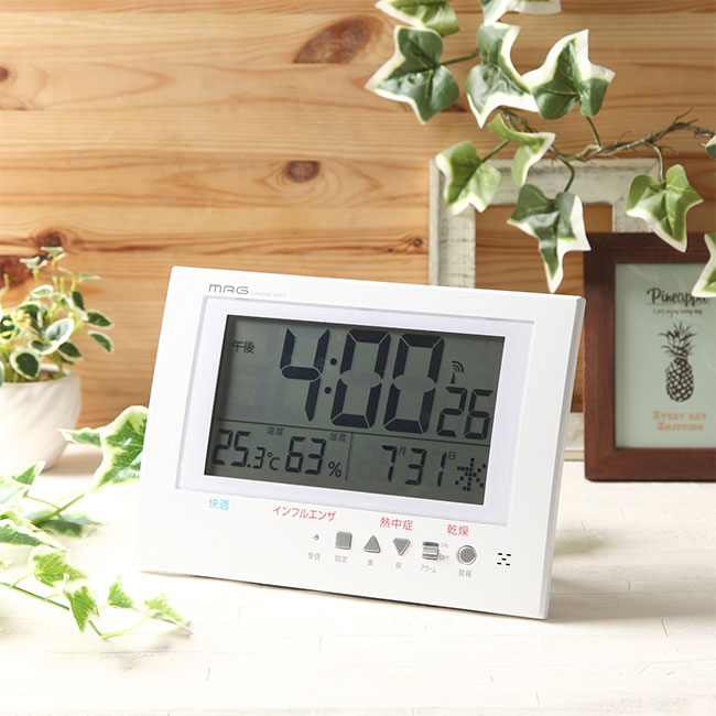 MAG マグ 電波壁掛け時計 ガードマン W-785の解説 赤ちゃんや高齢者のいるご家庭におすすめな「温湿度付きのデジタル電波時計」 いつも正確な時刻を表示するのはもちろん、温度計と湿度計の機能もついた時計。 熱中症注意や乾燥注意などのブザーがなるのでお部屋の環境管理にも便利です。 体温調節が苦手なベビーや子供、体感では暑さを感じにくいシニアの方にも◎。 大きな画面、大きい文字で見やすい！置き掛け両用なので様々な場所で使えます。 MAG マグ 電波壁掛け時計 ガードマン W-785の詳細 商品名： MAG マグ 電波壁掛け時計 ガードマン W-785 説明： 電波時計 壁掛け 置時計 デジタル 電波 時計 見やすい 大きい 大画面 温度 湿度 デジタル時計 日付 曜日 リビング 高齢者 温度計 湿度計 文字 掛け 置き 両用 掛け時計 置き時計 薄型 大型 用途・場所： 室内 屋内 家 自宅 家庭 会社 オフィス 店 店舗 飲食店 病院 施設 保育園 幼稚園 学校 小学校 中学校 高校 大学 リビング ダイニング 食卓 キッチン 台所 寝室 玄関 受付 テーブル 机 卓上 壁掛け 子供部屋 新築 新居 病室 置き カテゴリー： 電波時計 温度計 湿度計 温湿度計 時計 掛け時計 掛時計 置き時計 置時計 デジタル電波時計 デジタル時計 色： 白 ホワイト 形状： 大型 大きい 大きめ 大画面 デジタル 表示 文字 曜日 カレンダー 日付 アラーム ブザー 熱中症 インフルエンザ 乾燥 電波 電池 電池式 文字が大きい 見やすい シンプル 雑貨 薄い 薄型 対象： 赤ちゃん ベビー こども 子供 子ども キッズ 大人 おとな シニア 年配 年配者 高齢 高齢者 夏 冬 ギフト用途： ギフト プレゼント 贈り物 開店祝い 新築祝い 引越祝い 引っ越し祝い 開院祝い 景品 記念日本製か海外製か 中国 セット内容 本体、取扱説明書、保証書 サイズ（約） 高さ17.3×横幅24.5×奥行3.2cm 重量（約） 430g 素材 プラスチック 電源 単3形乾電池×2個（別売） 仕様 電波時計、電波受信状況表示、カレンダー表示（アラーム時刻表示切替）、温度表示（-9.9〜+50℃）、湿度表示（20〜99％RH）、電子音アラーム、環境目安表示（快適/インフルエンザ注意/熱中症注意/乾燥注意）、注意マーク点灯をブザーでお知らせ、12/24時間表示切替、置掛両用 注意 ※ディスプレイの環境上、実際のカラーが再現できない場合がございます。 MAG マグ商品一覧はこちらから MAG 大型壁掛け時計 デジブルー