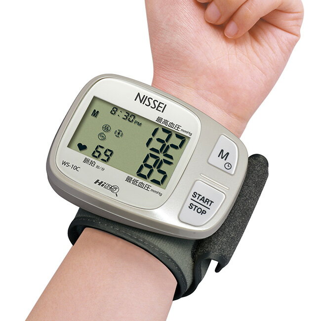 NISSEI ニッセイ 手首式デジタル血圧計 WS-10Cの解説 家庭でも簡単に血圧を計測できる手首式デジタル血圧計です。 一人でも巻きやすい、腕時計のように手首に付けるタイプのカフ。大きな文字なので、測定結果がわかりやすい。 60回分のメモリー機能付きなので、旅行先などでも計測結果を記録しておくことができます。 NISSEI ニッセイ 手首式デジタル血圧計 WS-10Cの詳細 商品名： NISSEI ニッセイ 手首式デジタル血圧計 WS-10C 説明： 家庭用 医療機器 血圧 測定 血圧測定 手首 血圧測定器 健康 器具 血圧測定機器 デジタル 測定器 用途： 家庭用/日常使い/施設/公共施設/介護施設/病院/公民館/介護 福祉 カテゴリー： 医療機器/計測器/血圧測定器 対象： 男女兼用（ユニセックス）/男性/お父さん/祖父/おじいちゃん/女性/お母さん/祖母/おばあちゃん/40代/50代/60代/70代〜 ギフト用途： お祝い/贈り物/プレゼント/誕生日/誕生日プレゼント/バースデー/母の日/母の日のプレゼント/父の日/父の日のプレゼント/敬老の日広告文責 クリーンテクノ株式会社　0778-52-5000 メーカー（製造）・輸入者名 日本精密測器株式会社 日本製か海外製か 中国 商品区分 医療機器 クラス分類 管理医療機器 番号 230AGBZX00020000 サイズ（約） 縦64×横88×高さ26.4mm 重量（約） 100g（乾電池除く） 素材 本体：ABS樹脂、カフ：塩化ビニル 付属品 取扱説明書、クイックガイド（英語・中国語）、添付文書、キャリングケース、単4アルカリ電池×2本 注意 ※ディスプレイの環境上、実際のカラーが再現できない場合がございます。 NISSEI商品一覧はこちらから