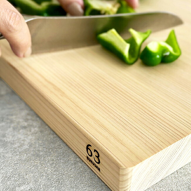【特典あり】63 ロクサン ヒノキまな板 スクエア 23×23×2.5cm[木製 まな板 日本製 桧 ひのき 木 まないた おしゃれ 木製カッティングボード 俎板 小さめ 食材 カット キャンプ 北欧 風 インテリア キッチン] kireispot-10074229 キレイスポット サンプル画像3