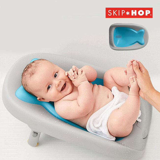 SKIP HOP ホエールベビーバスチェアの解説 新生児から使える！お湯が溜められるベビーバスチェア ●赤ちゃんの成長に合わせて2段階の高さ調節が可能！沐浴バスにもバスチェアとしても使えます。パパママも両手が使えてお世話がラクラク♪ ●ひんやり感が少ないソフト素材のシートはお尻の部分にお湯がためられるから、赤ちゃんの体もポカポカ、快適な座り心地。 ●水はけのよい広めの排水口と吊るし干しができるフック付き。脚を折りたためば洗濯機の隙間など省スペース収納ができます。 ●お風呂以外でもキッチンのシンク、洗面台、脱衣所などで使えます。 SKIP HOP ホエールベビーバスチェアの詳細 商品名： SKIP HOP ホエールベビーバスチェア 説明： バスチェア 赤ちゃん 首すわり前 ベビーバスチェア お風呂 ワンオペ 風呂グッズ 沐浴 グッズ 洗面台 ベビー チェア シンク キッチン 出産祝い ベビーバス 折りたたみ コンパクト ベビーチェア 用途・場所： 室内 屋内 お風呂 バス お風呂場 浴室 脱衣所 洗面台 洗面所 シンク キッチン 沐浴 カテゴリー： ベビーバスチェア バス用品 お風呂用品 バスチェア ベビーバス ベビーチェア 色： 青 ブルー 水色 形状： くじら クジラ かわいい 可愛い おしゃれ シンプル 折り畳み 折りたたみ コンパクト 対象： 赤ちゃん ベビー 子供 こども 子ども 0歳 0才 新生児 1ヶ月 2ヶ月 3ヶ月 4ヶ月 5ヶ月 6ヶ月 乳児 別表記： 出産準備 新生児用品 首すわり前日本製か海外製か 中国 サイズ（約） W57.5×D33.5×H24cm（足を折りたたんだ状態の高さ：13.5cm） 重量（約） 1300g 素材 ポリプロピレン、熱可塑性エラストマー、ステンレス鋼、ポリアセタール 対象年齢 0から6カ月（9kg まで） 注意 ※色・デザインは予告なく変更する場合がございますのでご了承ください。※ディスプレイの環境上、実際のカラーが再現できない場合がございます。 SKIP HOP商品一覧はこちらから ホエールバスタブ