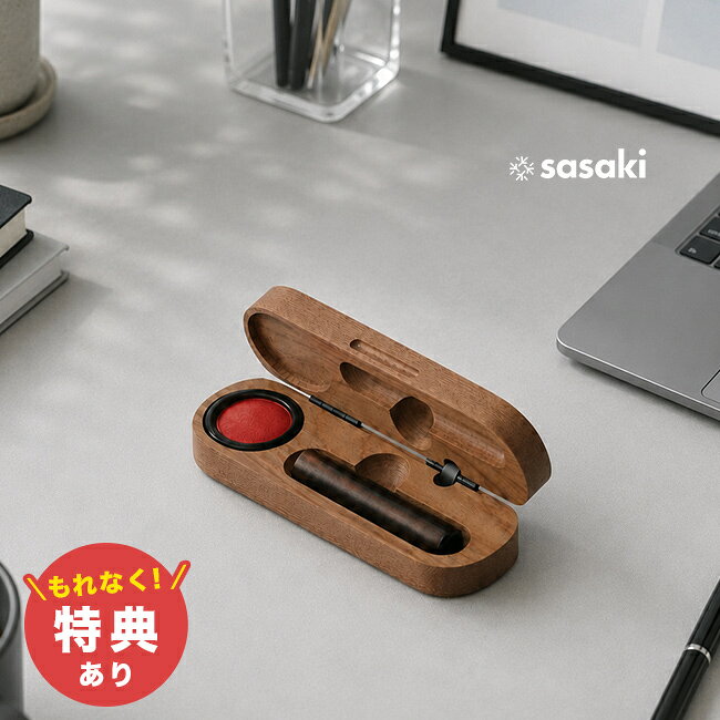 Stamp case S ウォルナットの解説 ■職人の技が光る美しい天然木の印鑑ケース 北海道旭川の木工メーカーであるササキ工芸が手掛ける、上質な携帯型印鑑ケースです。 高い木工技術を活かし、高級感あふれるアメリカ産の天然木ウォルナットを贅沢に使用しました。 一つひとつ異なる美しい木目が特長で、手にするたびに天然木ならではの温もりと洗練された佇まいを感じられます。 デスクの上にあるだけで静かな存在感を放ち、大人のビジネスライフを優雅に演出します。 ■ビジネスシーンをスマートに彩る高い機能性 大切な契約やオフィスのデスクワーク、外出先での急な捺印など、あらゆる場面でスマートに活躍します。 スリムでコンパクトな設計のため、バッグのポケットやスーツのポケットに入れてもかさばらず、持ち運びに便利です。 本体には朱肉が内蔵されており、ワンタッチでスムーズに開閉できるため、外出先でも慌てることなくスマートに使用可能です。 印鑑をしっかり保護する堅牢な構造になっており、耐久性に優れた塗装仕上げを施しているため、日々のビジネスシーンを長く支えます。 ■日常を豊かにする木目の味わいと温もり 毎日使う道具だからこそ、本物の素材を取り入れることで日々の仕事に心地よい変化をもたらします。 使い込むほどに深みを増していく天然木の表情は、持ち主の歩みとともに味わい深く育っていきます。 樹脂や金属にはない優しい手触りが、緊張するビジネスの瞬間にもほっとする安心感を与えてくれます。 機能性と高いデザイン性を兼ね備え、毎日の捺印が少し特別に感じられるような、日々の暮らしに寄り添う一品です。 ■新しい一歩を祝う特別な贈り物に ご自身での日常使いとしてはもちろん、大切な方の人生の節目を祝うギフトとしても高い評価を得ています。 成人祝い、就職祝い、昇任祝いや結婚祝いなど、新生活をスタートさせる方への贈り物として適しています。 確かな職人技と実用性を兼ね備えたアイテムは、法人ギフトや記念品としても喜ばれます。 小箱を含めた丁寧な仕上がりでお届けするため、お祝いの気持ちを伝える特別なプレゼントにおすすめです。 Stamp case S ウォルナットの詳細 商品名： Stamp case S ウォルナット 説明： 印鑑ケース 朱肉付き ワンタッチ かわいい おしゃれ 箱 印鑑 ハンコ ケース 木製 ウォールナット 印鑑入れ 日本製 ササキ工芸 スタンプ ハンコ入れ 木 ハンコケース 持ち運び コンパクト 用途・場所： ビジネス 会社 デスク 机上 オフィス 卓上 持ち運び 携帯用 携帯型 持ち歩き 外出先 新生活 カテゴリー： 印鑑ケース ハンコケース 判子ケース 認印ケース ポケット印鑑ケース 収納ケース スタンプケース ハンコ入れ 印鑑入れ ケース 箱 印鑑 ハンコ はんこ 認印 銀行印 実印 スタンプ 判子 木工 木製 天然木 ウッド クラフト 雑貨 小物 インテリア 色： ウォルナット ウォールナット ブラウン 茶色 サイズ： コンパクト スリム ミニ スモール Sサイズ 種類： かわいい おしゃれ オシャレ 可愛い 高級 北欧 モダン シンプル デザイン スタイリッシュ ナチュラル 自然 木目 味わい 経年変化 ワンタッチ スライド 蓋 上質 ササキ工芸 旭川 北海道 対象： メンズ レディース 男性 女性 新社会人 ギフト用途： 成人祝い 結婚祝い 出産祝い 父の日 昇任祝い 就職祝い 入学祝い 卒業祝い 退職祝い お祝い ギフト プレゼント 贈り物 記念 記念品 法人ギフト メーカー： ササキ工芸サイズ（約） W117×D39×H22mm 重量（約） ［本体のみ］56g［小箱込み］79g 素材 ウォルナット（アメリカ産） お手入れについて 表面は薄い塗膜で保護しておりますが、長時間水分が付着すると製品に染み込み、変形の原因となりますので、水分が付着した場合は硬く絞った布で素早く拭き取ってください。 生産国 日本 木製品について ※材質の特性上、色味や模様に個体差があったり、節、キズ等がある場合がございます。商品は全てメーカーにて検品のうえ良品と判断されたものを出荷させて頂いております。こちらの理由での返品・交換はお受けできませんので予めご了承下さいませ。 注意 ※ディスプレイの環境上、実際のカラーが再現できない場合がございます。※パッケージは予告なく変更する場合がございます。 ▼ご注文前に必ずご確認下さい。詳細はアイコンをクリック！