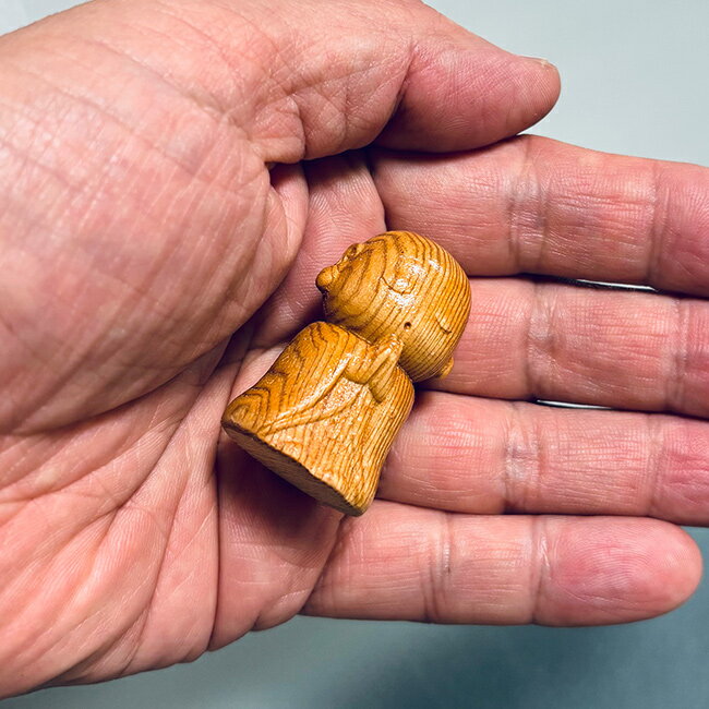 【特典あり】屋久杉 御守地蔵様[お地蔵様 置物 小さい かわいい 天然木 手彫り 鹿児島県屋久杉 おじぞうさま 置き物 地蔵 お守り ミニ地蔵 ミニお地蔵様 木彫り 可愛らしい 癒し 縁起物 健康 長寿 祈願] 1-2W 2