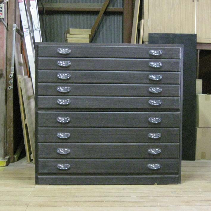 現品限り ★サイズ 本体外寸　間口1000x奥行450x高さ955mm 引出内寸（浅）約間口930x奥行385x深さ60mm 　　　　（中浅）約間口930x奥行385x深さ80mm ●素材　　天然木桐（総桐100％） ●板厚　引出（先側・側板）15mm 　　　　　背板・底板　6mm　　その他　18mm　 ●金具　亜鉛合金 ●塗装　時代仕上げ・とのこ・蝋引き・防水加工 ●仕様　棚板は1か所奥まで入ってます 　　　　　浅引出（5杯）中引出（4杯） ●製造　　当社工場（静岡）　大好評です!ありがとうございます！ のこりわずかとなりました!! きりやさんよりお得な情報です♪ 在庫処分品・撮影用・サンプル品・廃盤品・アウトレットなどを 大大特価でご提供!! 【注】在庫処分品・廃盤品・アウトレット品・現品限りなどですので、返品やクレームは一切お受けできませんのでご了承くだい。 ※お届けの時は一度開梱し綺麗な状態にしてからのお届けです。(目溢しなど御座いましたらご容赦願います。) ※梱包材は再利用しております、ご了承下さい。 和室にも洋室にもぴったりマッチします 棚板は1か所奥まで入ってます、丈夫です。