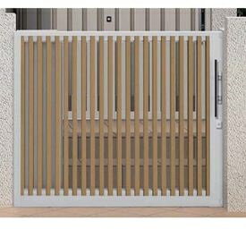 商品番号21340001メーカーリクシルサイズ幅 1500.0mm × 高さ 1250.0mmカラーマテリアルカラー通常納期5〜10日後発送用途片引き素材アルミ配送区分1※商品により配送可能エリアが異なります。配送エリア表をご覧ください。工事対応この商品は工事を承っておりません。TOEXの門扉です。開き戸のスペースが取れない狭小地にも取り付けられるスライド門扉です。デザインにこだわり、門扉を開けた時も壁の後ろに隠さない魅せる門扉です。光と風を導く重厚感のある太縦格子デザインです。備考●「本体」＋「ガイド柱」＋「アウタースライドA錠」のセットとなります。※他の仕様をご希望の場合は当店までご連絡下さい。●戸建住宅専用商品です。マンションなどの高頻度に開閉する場所への設置はできません。●作動不良の原因になりますので、レール上の砂利や雪は取り除いてください。●壁付け仕様にする場合、住宅建物の壁には絶対に取り付けないでください。●壁付け仕様にする壁は、指定位置に配筋した厚さ120mm以上のRC製または、厚さ150mm以上のコンクリートブロック壁（型枠状ブロック）としてください。●壁付け仕様にする壁は、ガイドローラーベースを取り付ける面を平らに仕上げてください。凹凸が激しい場合、取り付けができなかったり開閉が困難になる場合があります。