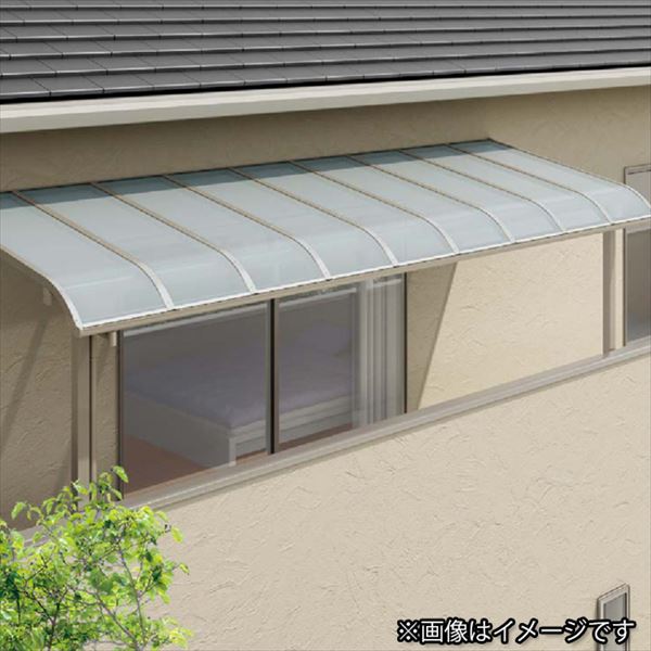 商品番号91403201メーカーリクシルサイズ幅 3800.0mm × 奥行き 1185.0mm × 高さ 2400.0mmカラー熱線吸収ポリカ通常納期7〜14日後発送対応タイプ壁付式:柱奥行移動配送区分1※商品により配送可能エリアが異なります。配送エリア表をご覧ください。工事対応この商品は工事を承っておりません。お天気に左右されずに洗濯物が干せる。快適・便利なテラス屋根はいま、これまで以上の安心が求められています。記録的な暴風雨はもはや限られた地域の話ではなく、全国どの地域でも起こりうる事象となりました。テラスVSは屋根ピッチ540mmの新設計、安心の屋根パネル厚2.3mm（リクシルの一般商品は1.8mm厚）といった強風への対策をとっています。また一般的なテラス屋根に取り付けられている野縁をなくすことで、スッキリと抜けた開放感を実現しています。これにより屋根材のバタつき音も軽減されることとなり、見た目だけでなく機能も充実する結果となりました。備考・画像はイメージです。実際の商品の仕様や大きさは商品名をご参照ください。・商品の詳細情報ならびに施工説明書については、メーカーホームページよりご確認頂くことが可能です。・商品は標準柱となります。ロング柱をご希望の場合は、別途メールにてお問い合わせください。・こちらの商品には、造り付け屋根取り付け部品セット（中間用）が含まれております。