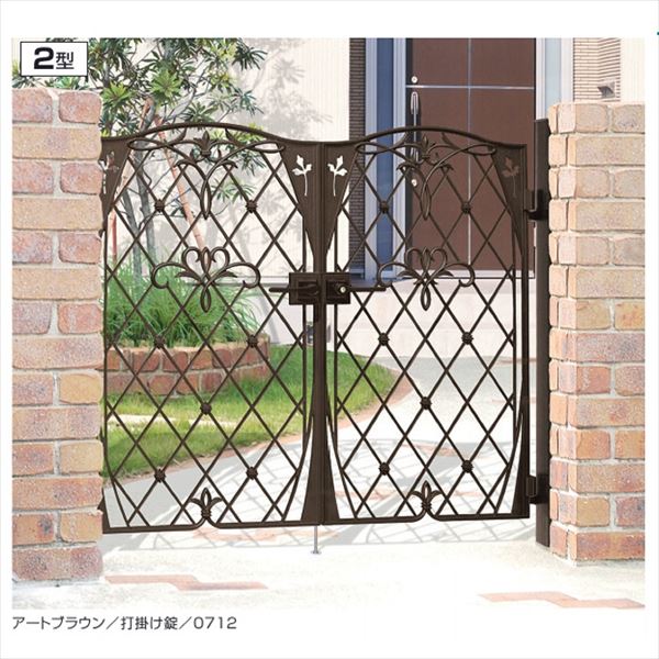 商品番号15638401メーカー三協アルミサイズ幅 1400.0mm × 高さ 1200.0mm通常納期5〜10日後発送用途両開き素材アルミ配送区分1※商品により配送可能エリアが異なります。配送エリア表をご覧ください。工事対応この商品は工事を承っておりません。デザイン性の高いアルミ鋳物門扉シリーズ.ハーブがもつ優美で繊細な曲線をモチーフにデザイン。起伏を大きくした装飾で立体感にこだわりました。2型は、【イタリアンパセリ】それは祝祭のように活気に満ちた笑顔のために・・・備考●セット価格は「打掛錠LHU-01」+「門柱DP-75」の内容となっています。　