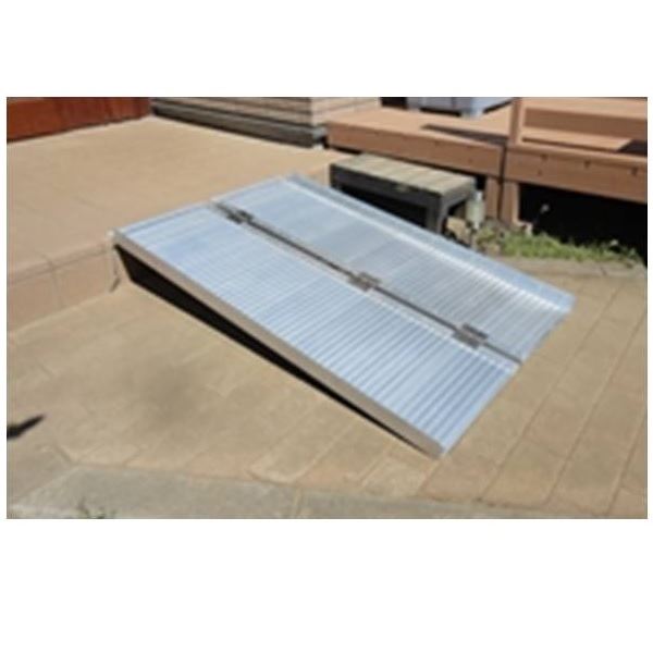 商品番号18823701メーカーアルミスサイズ幅 1525.0mm × 奥行き 720.0mm × 高さ 100.0mm通常納期5〜10日後発送デザイン2重量（kg）12.5配送区分1※商品により配送可能エリアが異なります。配送エリア表をご覧ください。工事対応この商品は工事を承っておりません。使用しな時は2つ折りにしてコンパクトに収納が出来ます。車イス、自転車、運搬台車の段差解消に工事不要！大変便利な商品です。備考【仕様】・材質:アルミニウム・耐荷重:(約)270kg・収納時:(約)高さ37×長さ152.5×厚さ8cm●参考段差表(車椅子でお使いになる場合)・自操の場合:(約)12〜18cm　　※傾斜角度:(約)5〜10度まで・介助及び電動車椅子の場合:(約)25〜29cm　　※傾斜角度:(約)10〜15度まで【サイズ(mm)】製品使用時:(約)1525×720×100外装箱:(約)420×1570×120