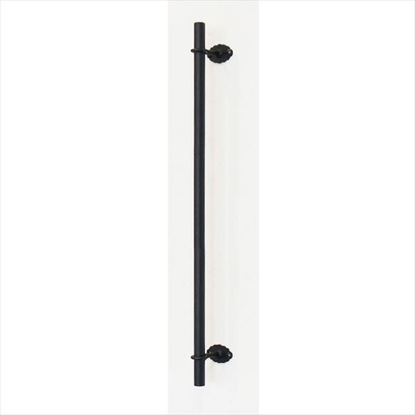 商品番号28107301メーカーオンリーワンサイズ幅 62.0mm × 奥行き 68.0mm × 高さ 800.0mm通常納期14日後以降発送（要問合せ）重量（kg）2.3配送区分1※商品により配送可能エリアが異なります。配送エリア表をご覧ください。工事対応この商品は工事を承っておりません。シンプルモダンで取り入れやすく、オブジェのような装飾性と、手摺の機能を兼ね備えた1型手摺です。手作業にこだわった職人のモノづくりがエントランスに味わいを生み出します。備考●サイズ(mm)W62×H800×D68●重量(kg)2.3●材質鉄　　仕上げ：粉体サンドブラック塗装・M5×40黒色サラタッピングビス付属　壁下地補強が必要です。※Gタイプは受注生産のため受注が重なった場合等は別途納期をいただきます。※横使いできません。　