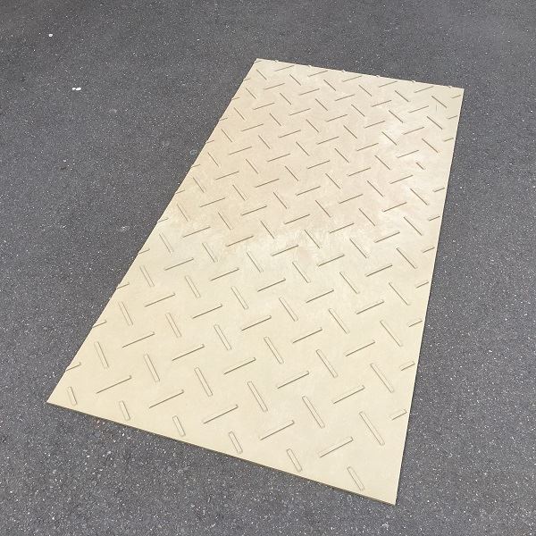 商品番号28671501メーカーウッドプラスチックテクノロジーサイズ幅 1219.0mm × 奥行き 2438.0mm × 高さ 13.0mmカラー茶通常納期7〜14日後発送重量（kg）40配送区分1※商品により配送可能エリアが異なります。配送エリア表をご覧ください。工事対応この商品は工事を承っておりません。◆ぬかるみ走行に◆田んぼやハウス内、畑のぬかるみに敷けば、トラックや台車がスムーズに走行できます。◆持ち運びラクラク◆薄型3×6サイズなら15kg、4×8サイズなら27kgと軽く、厚型なら持ち手があるので、持ち運びしやすいです。◆加工しやすい◆電動ノコギリでカットができるので、敷く場所のサイズに調節が可能です。◆お手入れ簡単◆汚れても水で簡単に洗い流せ、何度でも使用可能です。家畜の通路にも最適。◆自然な板色◆木材に似た色を採用しており、畑や田んぼになじみます。備考【配送の注意】法人様専用商品となります。個人宅の場合は別途運賃が必要となります。（営業所引き取りの場合は、追加送料はかかりません）また路線便のため、車上渡し条件となります。※大型トラックが入れない場合は営業所引き取りとなります。・ディバン厚型(板厚13mm)・サイズ ：1219mm×2438mm・重さ ：40kg・滑り止め ：表面 2mm/裏面 フラット・穴あけ ：持ち手穴・連結用穴有り・色 ：ベージュ・原材料 ：再生プラスチック■ご注意■・設置・撤去・移動時等、人の手で取り扱う際は、必ず作業用手袋を着用してください。・軽量のため、車両の走行によりズレが生じる場合があります。・台風などの突風で飛ばされる場合があります。荒天が予想される場合は固定もしくは撤去してください。・鉄製クローラー車両の走行は破損のおそれや摩耗が早まります。・砕石、コンクリートガラ等、敷板に鋭利な物が刺さる条件では破損のおそれがあります。・敷板の固定を解除、または敷板上から物を降ろして移動させてください。・プラスチック製のため温度が低下すると硬くなり破損しやすくなります。・敷板の下に隙間、空間がないように敷き均しを行うよう冬季は特にご注意ください。・温度変化による製品の伸び縮みがあり、直射日光が強い夏場は特に大きく膨張します。敷板を敷設する場合は10mm程度の隙間を空けてください。・敷板の上を車両が通行する際は徐行してください。