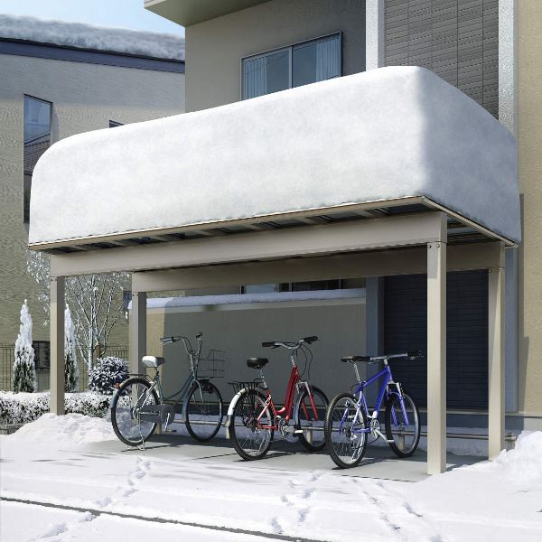 商品番号29299501メーカーYKKAPサイズ幅 3013.0mm × 奥行き 2152.0mm × 高さ 2355.0mmカラー複合色通常納期7〜14日後発送素材アルミ収納目安台数（台）4対応タイプ豪雪地型配送区分1※商品により配送可能エリアが異なります。配送エリア表をご覧ください。工事対応この商品は工事を承っておりません。耐積雪強度性能に優れたシンプルなデザインのフラット屋根のサイクルポートです。強度にこだわりカーポートの強度において特に重要な柱と梁には高強度T6アルミニウム合金を採用！耐風性能は大型実風装置による実大試験と解析を繰り返して46m/秒相当を達成耐積雪性能は、標準で150cm相当を確保し、ワンランク上の安心をご提供します。備考●耐風圧性能の数値は目安であり商品保証値ではありません。●耐荷重性能750N/m2（76.5kgf/m2、目安として積雪25cm相当）以上の重さをかけないでください。商品に破損のおそれがあります。※上の数値は積雪量1cmあたり30N/m2（3kgf/m2）で計算しています。湿った雪の場合、1cmあたりの重さがさらに大きくなる場合がありますので、早めに雪下ろしを行ってください。●商品写真の色調は実物と多少異なる場合があります。●オプション品は別途お問い合わせください。　