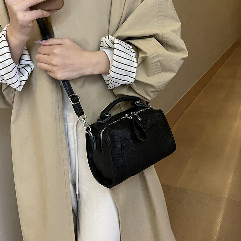 レディース 枕型バッグ 横型 ショルダー 斜めがけ 手提げバッグ 3WAY トレンド感 高見え シンプル おし..