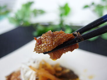 鮭の皮 しぐれ煮 さけの皮を醤油、砂糖などで味付けし、しょうがと共に時雨煮にし、缶詰にしました。お酒の肴などに是非どうぞ。サケの皮はコラーゲンたっぷり！