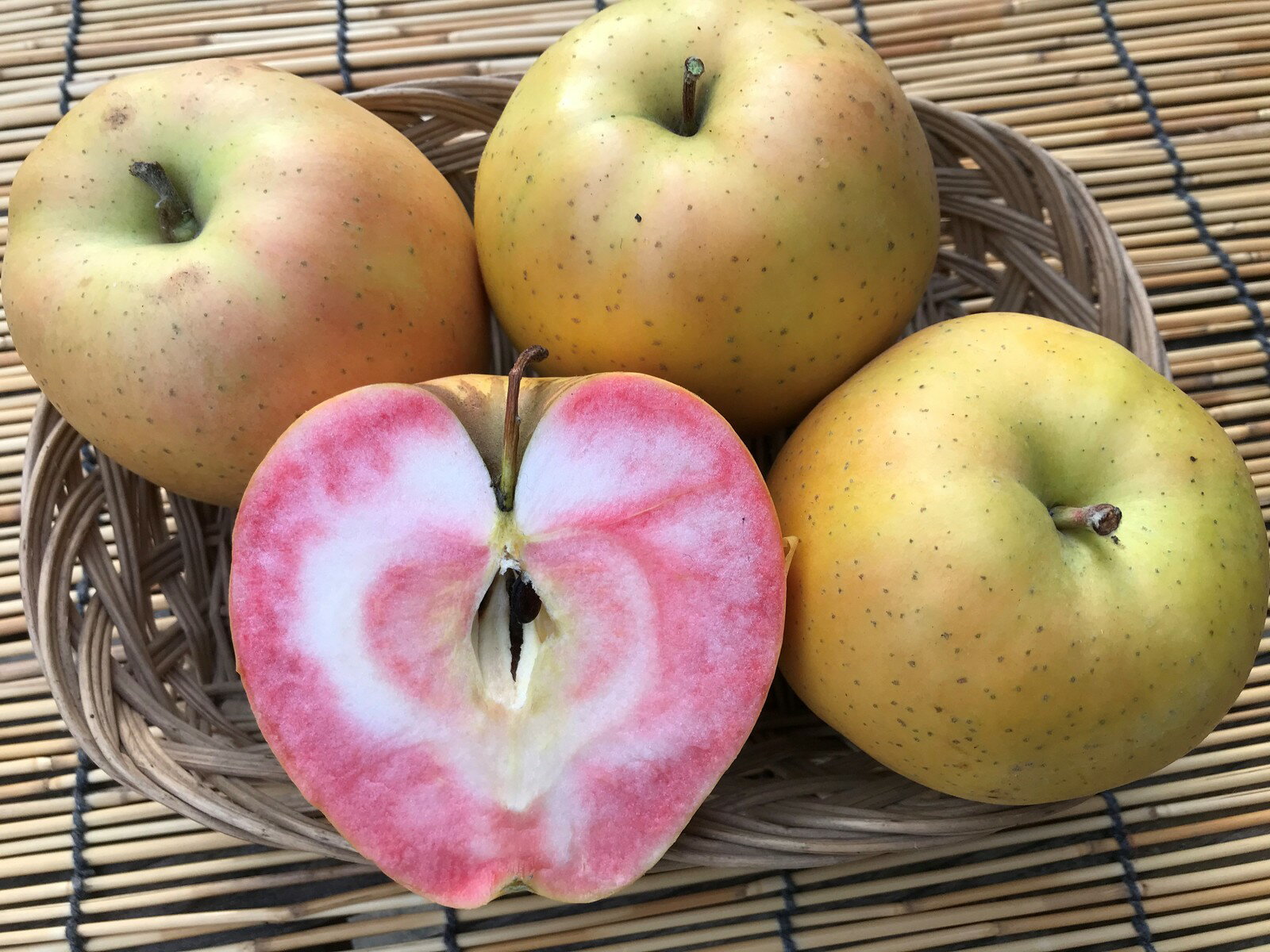 信州産 生産農家直送 減農薬栽培 「なかののきらめき」 加工向き 6〜12玉 約2.7〜3kg入り/箱 話題の希少な赤果肉品種!生食もOKですし、ジャム・ジュー...