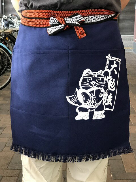 ふさ付2つポケット帆前掛け　紺（招き猫マーク入り）綿100％