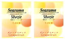 　 【グレープフルーツ】シーロマ T-20専用カートリッジ 商品説明 「シーロマ Silvair(シルヴェール) T-20用リキッド グレープフルーツ」は、環境改善型香り発生器「Silvair(シルヴェール) T-20」用の芳香器専用芳香剤です。天然由来の成分で作られており、本来油であるエッセンシャルオイルを水溶化させ、長期安定保存を可能にした消臭・抗菌・芳香の3つの働きを同時にすることができるアロマリキッドです。爽やかで甘酸っぱく明るくフレッシュな空間を演出するグレープフルーツの香りです。 香りカートリッジのシーロマは、1日8-10時間稼働で、だいたい1ケ月でなくなります。毎月1回交換してください。絶えずストックを1本お持ちいただくと安心です。 [特徴的な効果] ストレス減少、疲労回復、抗菌 [お薦めの施設] 病院、学校、公共施設、タクシーなど 成 分 香料、植物抽出物 用 途 室内用 芳香消臭剤使用上の注意 ●本品は食べられません。 ●誤飲の恐れがありますので、お子様の手の届かない所に保管してください。 ●本来の用途以外に使用しないでください。 ●万一、芳香消臭剤の中身が出て皮ふについた場合はすぐに石鹸で洗い流してください。また、誤って食べた時はすぐに口をすすぎ、水を飲むなどの処置を行い医師にご相談ください。 ●使用中に気分が悪くなった場合は使用を止めて速やかに換気を行ってください。 ●火気の近くや直射日光、高温になるところで使用しないでください。 ●家具等に内容物が接した場合、変色する恐れがありますので、ご注意下さい。 ●カートリッジは開けないでください。 ●カートリッジから芳香消臭剤を出さないでください。 ●「T-20」には専用カートリッジ以外使用しないでください。 使用の注意 ●アルミ箔皿・加熱ブロックは高温になっておりますので、やけどにご注意下さい。 ●カートリッジを無理な方向に引っ張ったり、曲げたりしないでください。別の香りに交換した際に、はじめのうちは前回の香りが混ざる場合がございます。 ●使用環境・使用状況により異なりますが、香量「中」の1日10時間使用で、約1ケ月お使いいただけます。 カートリッジのセット方法 1.本体上部の押しボタンを押しながら、フロントカバーを開きます。 2.カートリッジのストッパーを抜き、カートリッジ側面のラベルに「前」と書かれている方を手前にし装着してください。 3.アルミ箔皿上面のラベルに「前」と書かれている方を手前にし、加熱ブロックに乗せ、軽く上から抑えてください。 *停止直後はアルミ箔皿が熱くなっておりますので、交換時はやけどにご注意下さい。 4.本体の下部の穴にフロントカバーの爪を掛けて閉めてください。差し込みプラグをコンセント(AC100V)にしっかり差し込みます。 カートリッジ交換時の注意 アルミ箔皿・加熱ブロックは高温になっておりますので、やけどにご注意下さい。使い終わりましたボトル・アルミ箔皿等につきましては、各自治体の定めるゴミの区分に基づき捨ててください。 一部店舗を除きイオンペット様でもお買い求めできます。森には様々な生物や植物、またその死骸や排泄物があるなど、多くのにおいが混在しているにもかかわらず、いつも気持ちのいい空間が広がっています。 この自然本来の空気清浄メカニズムを忠実に再現したのが《抗菌・消臭・芳香機シルヴェール》です。 天然香料に含まれる間伐材から抽出した成分が、悪臭を消し雑菌の活動を抑えながら植物由来のほのかな香りで空間を満たします。 シルベールは、シーロマ（香りカートリッジ）の植物有効成分を含む水分子を放出し、有害物質をキャッチ、分解消臭する全く新しい方式。 従来のフィルター式の空気清浄機で除去しづらかった、ガス状の有害物質まで除去し、森林浴効果がお部屋を快適な空間にします。