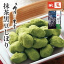 京・丹波ぶどう黒豆【抹茶黒豆しぼり】袋入 ［品　名］黒豆菓子 ［原材料］黒大豆（京都丹波産）、砂糖、抹茶、食塩／加工澱粉、重曹、硫酸鉄 ［内容量］65g ［賞味期限］製造より3ヶ月 ［保存方法］直射日光・高温多湿な所をさけ、保存してください。 ［販売者］北尾商事株式会社 開封後はなるべく早くお召し上がりください。 保存される場合は密閉容器等に入れてください。抹茶の風味とともに、より味わい深い黒豆しぼりです。 選りすぐりの滋味あふれる黒豆を、独特の製法でやわらかく上品な甘さに仕上げ、 宇治の香り豊かな抹茶で包みました。 素材のもつ奥深い味わいを大切にしたひと品です。