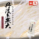 名　　称 京丹波　糸寒天 原材料名 天草（国内産、海外産）、 赤えんどう 賞味期限 製造より1年 内 容 量 寒天20g みつ豆用赤えんどう10g 保存方法 直射日光・高温多湿な所をさけて保存してください。 開封後はお早めにお召し上がりください。 販 売 者 北尾商事株式会社 （住所）京都市下京区西七条南中野町47良質の天草を原料に、気候と水質にめぐまれた丹波高原において 寒風吹きすさぶ厳冬の中、いまも手作業による伝統の製法で作られています。 糸寒天は角寒天に比べ約3倍の強度があり、こしの強さは、独特の風味を出します。