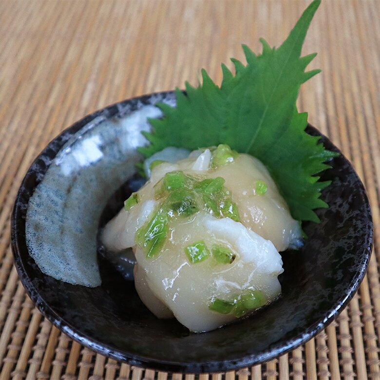 商品詳細 名称ほたてわさび 原材料名帆立貝（北海道・宗谷岬沖）、果糖ブドウ糖液糖、茎わさび、米発酵調味料、醤油、還元水飴、食塩、粉末水飴、砂糖、鰹節エキス香料、調味料（アミノ酸等）pH調整剤、増粘多糖類、ソルビトール、（原材料の一部に小麦、大豆を含む） 内容量100g 賞味期限商品に記載 保存方法要冷凍（−18℃以下で保存) 販売者株式会社北うま北海道稚内市 栄1-19-16TEL: 0162-73-5780