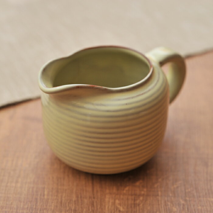 *仕　様* 商品種別： アンティーク/USED サイズ： &Phi;85mm&times;125mm&times;H78（取っ手含む） メーカー： アラビア/ARABIA 原産国： フィンランド/FINLAND アーティスト： ミハエル・シルキン/Michael Schilkin 年代： 1936年～1962年 状態：使用感はあるものの良いコンディションです ただし、フチに1か所ピンホールと、下側に1mm程度の欠けがみられます。 ※小さなキズ等がある場合がございますがヴィンテージ商品の風合いと考えております。その点をご理解頂いた上お買求めください。 ▼ご注意ください▼ アンティーク・ヴィンテージ商品は 返品・キャンセル不可 !CAUTION!　ご注意下さい　　!CAUTION! （ご購入の前に必ずお読み下さい） ●陶磁器・ガラス製品・木製品などキッチンウェア・食器類などは、アンティーク及びヴィンテージ商品につき、ディスプレイや装飾用にご利用ください。 ●アンティーク・ビンテージ雑貨、家具において商品の傷や汚れ、ゆがみ等は使い込まれたアンティークの持つ風合いと考えております。その点をご理解頂いた上お買求めくださいますようお願い申し上げます。明らかな商品不良・破損以外の、返品・キャンセルはお受けできませんのでご了承ください。 ●明らかな商品不良、梱包不備による破損、お届け品の間違いの場合には返品あるいは交換または修理対応を承りますが、ほとんどが1点もののため、交換・修理ができない場合は、ご返金対応させていただく場合もございます。ご了承ください。 ●問題があり返品・交換を希望される場合は、必ず事前にご連絡の上、到着後1週間以内にご返送ください。 &nbsp; 【 食器 洋食器 ブランド食器 北欧 収納 おしゃれ お洒落 シンプル 】Arabia　MS / アラビア ミハエル シルキン Arabia社に在籍した陶芸家ミハエル シルキン （Michael Schilkin）デザインのシリーズ。 1900年ロシアで生まれた彼が、北欧フィンランドに移り住んだのは、 なんと1921年にボートが難破したことがきっかけだそうです。 ミハエル・シルキンは、動物や人間をモチーフにした作品で大変有名ですが 1949-54年の間に作られた同シリーズは素朴で優しいフォルムに彼らしさが感じられます。 蓋の縁など部分的に赤土が見え隠れしていて素朴雰囲気もあり凹凸でつけられた円の模様が うっすらと表れていて、陶芸家の作品らしいとても上品な佇まいです。 *ヴィンテージ品* こちらは、ヴィンテージ品につき、全ての商品が同じ状態ではございません。 ヴィンテージ商品という点をご理解いただいた上ご購入ください。 大好きなアイテムの歴史や個性を感じることのできる貴重な商品をお楽しみください。 &nbsp; &nbsp; &nbsp; &nbsp; &nbsp; ■クリーマー■ 陶芸家の作品らしい落ち着いた 雰囲気の取っ手付きクリーマーです。 縁や裏面に見える釉薬の下の赤土の感じも どことなく和のテイストが感じられます。