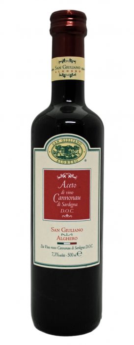 SAN GIULIANO ALGHERO, DOMENICO MANCA Aceto Di Vino Cannonauサルデーニャ島の代表的なブドウ品種「カンノナウ」種を使用した、赤ワインビネガーです。単一品種の赤ワインビネガーは珍しく、オーク樽で12か月の熟成を経て醸し出される味わいは秀品です。酸味と甘みのバランスも良く、隠し味には最適なビネガーです。生産地:イタリア・サルディーニャ内容量:500ml ※本商品は、輸入品のため、外装に多少の汚れや傷等がある場合がございます。 本理由による返品・交換はお受けできかねます。予めご了承ください。