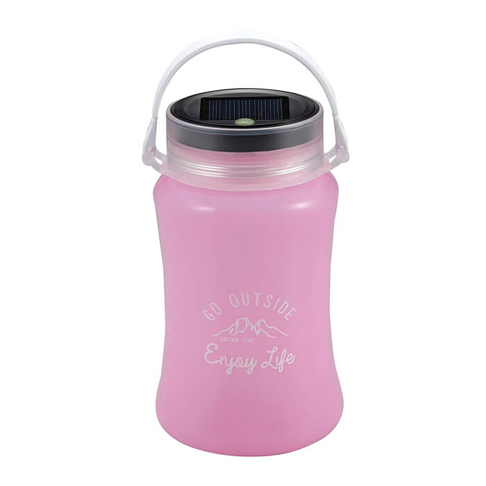 アウトドアはもちろん家でも使える、ソーラー＆USB充電タイプのLEDランタンです。 防水タイプで水に浮きます。 高光度LEDを使用。水に濡らしたくない物は本体の中に収納可能！ コンパクトに収納可能。 本体上部のスイッチを押すごとに、Lowモード→Highモード→点滅→消灯します。 【仕様】 サイズ（約）：外径95×高さ167mm（ハンドル含まず） 収納サイズ（約）：幅130×奥行100×高さ90mm 重量（約）：200g 明るさ：Highモード＝約100Lumen、Lowモード＝約50Lumen 材質：本体：シリコーン、ハンドル：エラストマー樹脂、ハンドル固定樹脂：ポリプロピレン、ふた：ABS樹脂 光源：チップ型LED（発光ダイオード）3個、電源：ソーラー充電＝5.5V、USB充電＝リチウムポリマー電池（1000mAh/3.7V） 電池寿命：Highモード＝連続 約5時間、Lowモード＝連続 約12時間（フル充電時）※使用状況により異なります。 原産国：中国 セット内容：本体×1、USBコード×1 ■メーカー希望小売価格はメーカーカタログに基づいて掲載しています