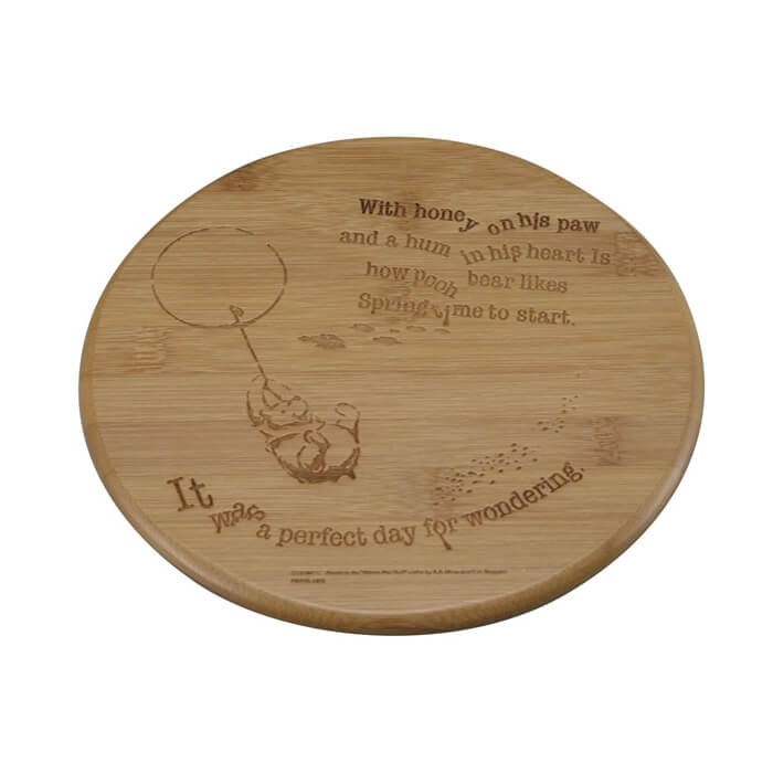 ●インテリアにも使えるかわいいプーさんデザインの鍋敷き ●竹製で温かみのあるデザインなので、琺瑯やコーヒーポットなどとの組み合わせも相性抜群 【仕様】 製品サイズ:(約)直径19cm 製品重量:(約)167g 材質:竹 原産国:中国 ■メー...