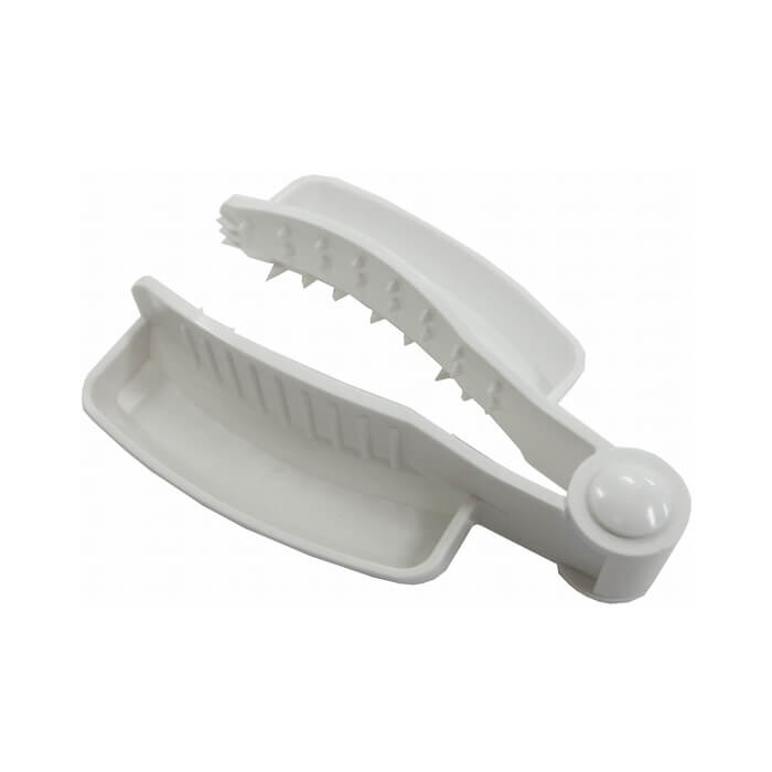 ●おろし器やスライサーを安全に使えます。 【仕様】 製品サイズ:(約)幅70×奥行100×高さ30mm 製品重量:(約)20g 材質:ABS樹脂(耐熱温度80度) 原産国:日本 ■メーカー希望小売価格はメーカーカタログに基づいて掲載しています