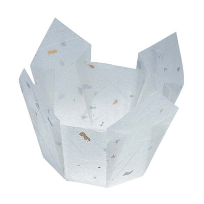 【仕様】 メーカー品番：66392 色：白雲竜 外径(底径)×高さ：直径70(直径47)×H55mm ●お好みの角度に広げてご使用頂けます。そのままお料理を盛り付ければ、華やいだ雰囲気が簡単に演出できます。 ●ゴミ焼却の際にダイオキシンが発生しないフィルム素材を両面に貼り合わせております。 ※紙鍋ではありません。変形したり燃え出すことがあります。絶対に火にかけたり、近づけたりしないようにしてご使用願います。 ※入数