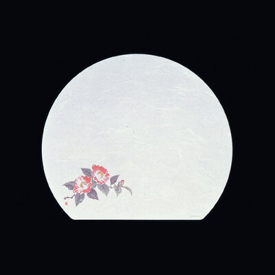 【仕様】 メーカー品番：WH-2 縦×横：370×320mm 絵柄の位置：左下 尺3半月まっと 遠赤抗菌和紙(食品雲流) 遊膳 遠赤抗菌和紙 尺3半月まっと(100枚入) ●尺3半月盆に適用できます。 ●無蛍光雲流遠赤抗菌和紙を使用しております。 〈特長〉 ●優れた抗菌効果で雑菌(大腸菌、病原性大腸菌O-157) の発生を強力に防ぎ、付着した雑菌の繁殖を抑え、ゆるやか に滅菌し長時間効果が持続します。 ●遠赤外線効果が、素材を活性化し、素材のうまみを引き出 します。 ※抗菌