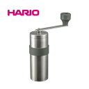 家でも外でも、こだわりの本格コーヒーを愉しみたい。 アウトドア仕様のHARIOのコーヒー器具シリーズ『HARIO outdoor』が新たに誕生しました。 コーヒーの風味を損なわないセラミック刃搭載。 ハンドルはコンパクトに収納可能。 コーヒー粉17g ハンドタイプで場所を取らずハンドルも収納ができるコンパクトなコーヒーミルです。 臼はセラミック製を使用し、使用しない時には洗って清潔に保てます。　 大事な粗さ調節は調節ツマミを右・左に回して簡単に調節できます。 ステンレス製で丈夫です。 【仕様】 サイズ:幅130×奥行47×高160 mm 重量:(個箱含む)　: 225 g 材質:フタ・容器：ステンレス、本体：ステンレス・鉄・ポリプロピレン・ポリアセタール・PTFE ハンドル：ステンレス・ポリプロピレン、刃部：セラミック磁器、バンド：シリコーンゴム ■メーカー希望小売価格はメーカーカタログに基づいて掲載しています