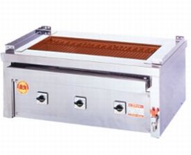 　新品・送料無料！ ヒゴグリラー 電気グリラー 万能型タイプ 卓上型 3P-221C ご注文前に、在庫及び納期のご確認をお願い致します。 製品仕様一覧表 ■型式 3P-221C ■火床寸法(幅×奥行mm) 820×350 ■外寸 (mm) W1020×D600×H380 ■定格電流(A) 61 ■電源 三相200V 50/60Hz (2mリード線付) ■加熱方式 3面独立電熱式 ■電気容量(kw) 21.0 ■熱量調節 各面3段階切替 ■質量 233 ■給排水装置 有(給水口G1/2、排水口G1) ■付属品 ゲタバキ鉄灸3本 &nbsp; &nbsp; ご不明な点がございましたら、こちらから、お気軽にお問い合わせください。
