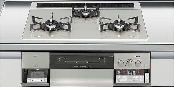 ※お取り寄せ商品につき、お届けまでに14営業日前後(土日祝休日)かかります。 メーカー都合によっては納期がかかる場合があります。 ●トップ間口：60cm ●トップ：シルバー ●フェイス：ステンレス ●無水両面焼グリル ●レンジフード連動付 ●オートグリル ●マルチグリル ●付属グリル容器 ●Siセンサー ●焦げ付き消火機能 ●専用アプリ対応 ●調理タイマー ●ダブル高火力バーナー ●自動調理機能 ●揚げ物温度調節 付属品：プレートパン、キャセロール(マルチグリル専用) ※上記内容は2026年2月のカタログ等の情報となります。