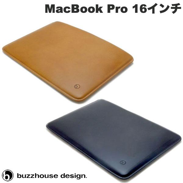 ご注意ください本商品は受注生産品のため、専用箱はなくビニール封筒でのお届けとなります。取り寄せ・欠品中の入荷目安ブラウン : 受注生産(約3-4週間)ブラック : 受注生産(約3-4週間)●気になる商品高級イタリアンレザーを使った重厚でシンプルな大人のケース＜受注生産＞ハンドメイドレザーケース for MacBookPro16インチ用は、完全植物タンニンなめしの高級イタリアンレザーを使ったシンプルなレザーケースです。革は、高級なイタリアンレザーを使用。あえてトラ目のある質感が高い革をチョイスして、とても重厚な革製品として仕上げています。シンプルなデザインですが細部の作りにこだわり、大人の高級革製品としてのクオリティーを追求しました。高級レザー製品としての作り、単なるパソコンカバーの域ではなく、高級バッグや高級財布などと並べたくなる様なクオリティを求めました。質感の高いイタリアンレザーの裏には、高級車の内装などで使う様なクロス素材のボンセーヌを全面に貼付けています。このクロス素材が、MacBookPro を優しく包み、出し入れの時はしっとりとした高級感ある感触を味わえます。ステッチは、熟練した革職人が足踏みミシンを使い、一目ずつ丁寧に縫製しています。ステッチの横には、足踏みミシンの押さえを走らせた跡があり、革製品の重厚感を醸し出しています。ケースは、MacBookPro の形をした木型を使い、MacBookPro を入れた際にジャストフィットする形になるよう、手間のかかる絞り加工を施しています。[仕様情報]素材 : ボディ/イタリアンレザー(本革)　　　裏地/ボンセーヌ※日本製のハンドメイド品です。[メーカー]バズハウスデザイン buzzhouse design型番JANブラウンMBP16-L-BR4571271735220ブラックMBP16-L-BK4571271735343[対応] MacBook Pro 16[性能] MADE IN JAPAN[性能] スリーブケース[性能] ハンドメイド[材質] レザー 本革 革 皮[色] ブラウン[色] ブラックbuzzhouse design MacBook Pro 16インチ ハンドメイドレザーケース バズハウスデザイン