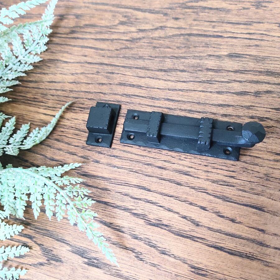 商品情報サイズ約W90 x H30mm素材真鍮カラーブラック注意事項※商品には細心の注意を払っておりますが、ハンドメイドで製造されているため、細かな傷等がある場合があります。またサイズや風合いが若干異なる場合がございますが、予めご了承ください。その他※在庫数の更新は随時行っておりますが、お買い上げ頂いた商品が品切れになってしまう事もございます。その場合、お客様に連絡を致しますが、メーカー廃盤などにより入荷予定がない場合はキャンセルとさせて頂く場合もございますことをあらかじめご了承下さい。※お使いの環境（モニター、ブラウザ等）の違いにより、色の見え方が実物と若干異なる場合がございます。※当該商品以外の写真に写っている商品は付属致しません。備考【キャンセル・返品・交換について】お客様ご都合によるキャンセル・返品・交換は、基本的にいかなる理由があろうとお受けすることが出来ません。・イメージと違った・機能面に納得できなかった・商品を間違えた・注文後不要になった・取付が出来なかった・商品化粧箱の劣化、および発送伝票等が直張りされている・その他、弊社で対応ができないと判断した場合【交換をやむをえないと当店が判断した場合】キャンセル手数料は、販売金額の最低3割～+諸経費となります。※通信販売ではクーリングオフは適用されません。※ご注文の際は、ご注意事項、サイズ、色見などをご確認のうえ、お間違いの無いようにご注意願います。■他商品と同梱配送ができない場合、注文確定後に送料変更のメールをお送り致します。【送料無料】 Bolt ボルト 1個 留め具 ラッチ スライドラッチ スライドボルト 打掛 あおり止め 打掛錠 家具用ラッチ キャビネット ラッチ ドアボルト ドア キャビネット 扉 鍵 LT110BK 高級感あふれる真鍮製のスライドボルトです。 真鍮ならではの落ち着いた風合いと重厚な存在感が、アンティーク調やクラシックスタイルのドア・門扉・家具によく映えます。 ボルトの受けは壁の前面に取り付けるタイプと壁に埋め込むタイプの2種類を付属しますので、ご利用の環境に合わせて選択してお使いください。 取り付け用の黒染め真鍮ビスが付属します。 真鍮特有の美しい風合いと経年変化を楽しめるため、アンティークやヴィンテージテイストの空間にも最適です。住宅はもちろん、店舗や古民家リノベーションなど、こだわりの空間づくりにおすすめです。 【商品情報】 サイズ：約W90 x H30mm 素材：真鍮 【注意事項】 ※商品には細心の注意を払っておりますが、ハンドメイドで製造されているため、細かな傷等がある場合があります。またサイズや風合いが若干異なる場合がございますが、予めご了承ください。 5