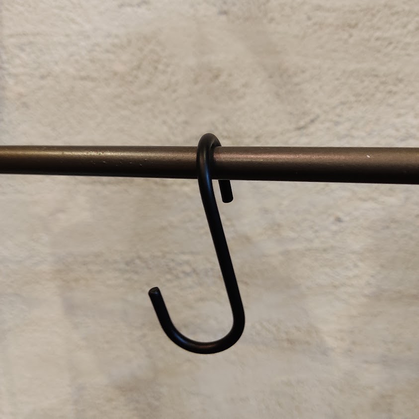 バーティカルフックS (BK)　壁 に まっすぐ かけられる アイアンフック POSH LIVING マット ブラック 黒 S字フック アイアン ロートアイアン フック　ナチュラル雑貨 収納 キッチン ガーデニング　 おしゃれ かわいい シンプル シングル 吊り下げ 掛ける 収納 63406 2