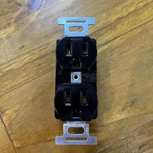 日本製　アース付きコンセント（ブラック）電源　配線器具