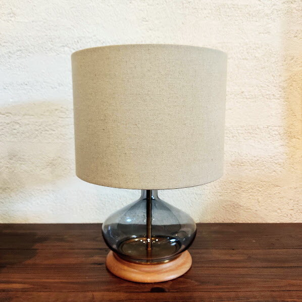 商品情報商品詳細Lorencio ロレンシオ【素材】ガラス、布、スチール、木【サイズ】全体:φ25×H34.5cmセード:φ25×H19cmコード 210cm【点灯】ロータリースイッチ(点灯→消灯) 【重量】 1.0-1.1kg【付属電球】...